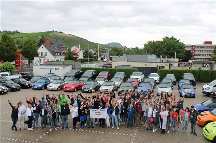 Kult-Auto-Fans trafen sich in der Kreisstadt Zahlreiche Ford StreetKa-Fans aus ganz Deutschland und dem benachbarten Ausland trafen sich kürzlich mit ihren sehenswerten Fahrzeugen in der Kreisstadt. Foto: DU