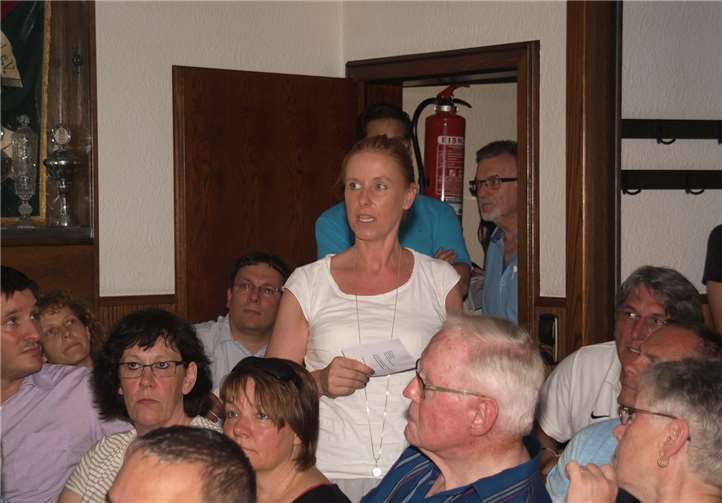 Zahlreiche Fragen kamen natürlich aus dem Publikum, wie hier von Claudia Probst (CDU Ratsmitglied). Udo Stanzlawski