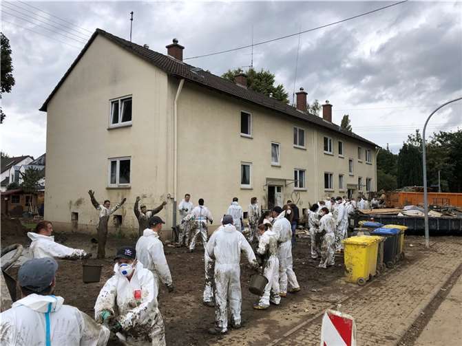Zahlreiche Freiwillige und Eimerketten prägten das Bild der Aufräumarbeiten in der Friedrich-Spee-Straße. Fotos: Reiner Friedsam