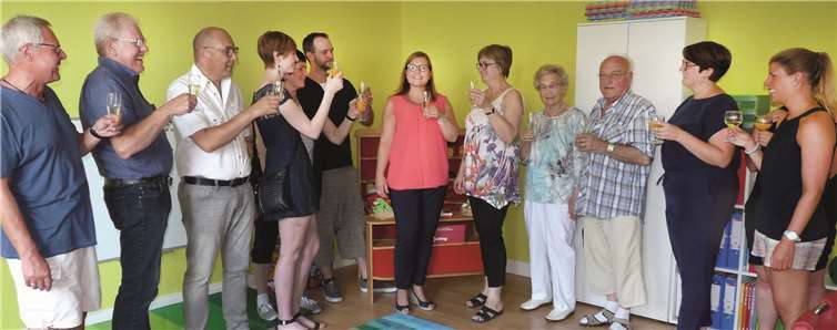 Zahlreiche Freunde und Bekannte beglückwünschten die staatlich anerkannte Logopädin Svenja Nieswand (Mitte) zur Neueröffnung ihrer Praxis. FRE