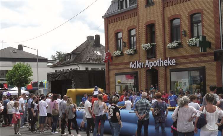 Zahlreiche Fußballfreunde hatten sich um den XXL-Menschen-Kicker versammelt und spornten die Turnierteilnehmer lautstark an FRE