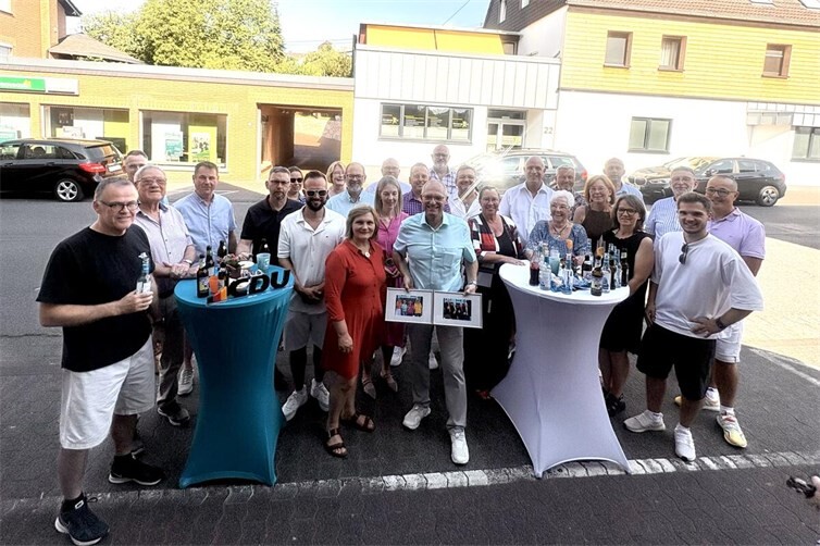 Zahlreiche Gäste aus Politik, Gesellschaft, Familie und Freundeskreis gratulierten Jürgen Schmied (MdL) zur offiziellen Eröffnung seiner neuen Anlaufstelle in der Wiedtalstraße.