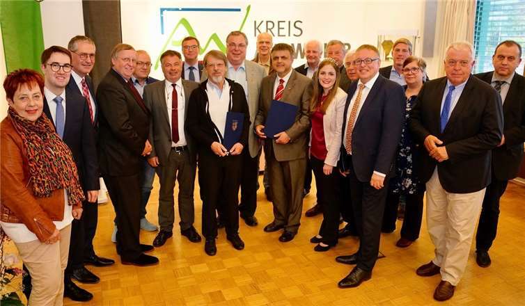 Zahlreiche Gäste aus der Kommunalpolitik im Kreis Ahrweiler waren zur Verleihung der Ehrenplakette ins Kreishaus gekommen. Fotos: KG