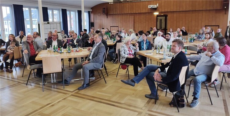 Zahlreiche Gäste bei der Festveranstaltung im Rathaussaal der Stadt Mayen. Fotos: Flüchtlingshilfe Mayen