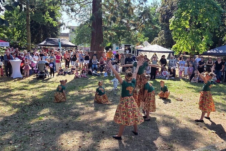 Zahlreiche Gäste bestaunten die Vorführungen im Stadtpark, hier die Kindergarde aus Stromberg. 