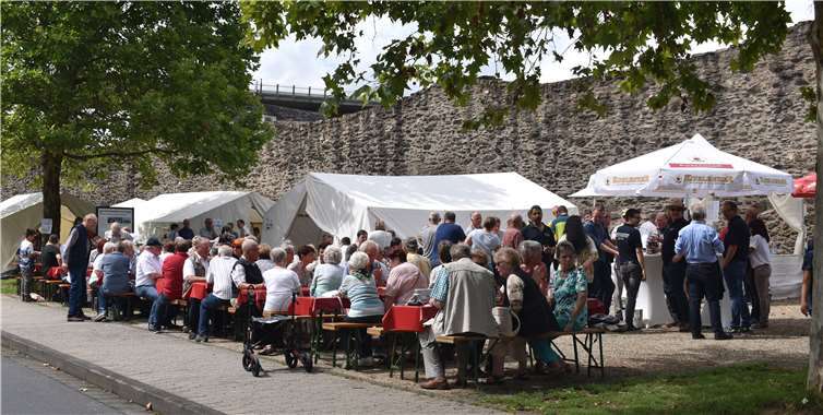 Zahlreiche Gäste besuchten das Jubiläumsfest des DRK-Ortsvereins. Foto: DRK Rhens