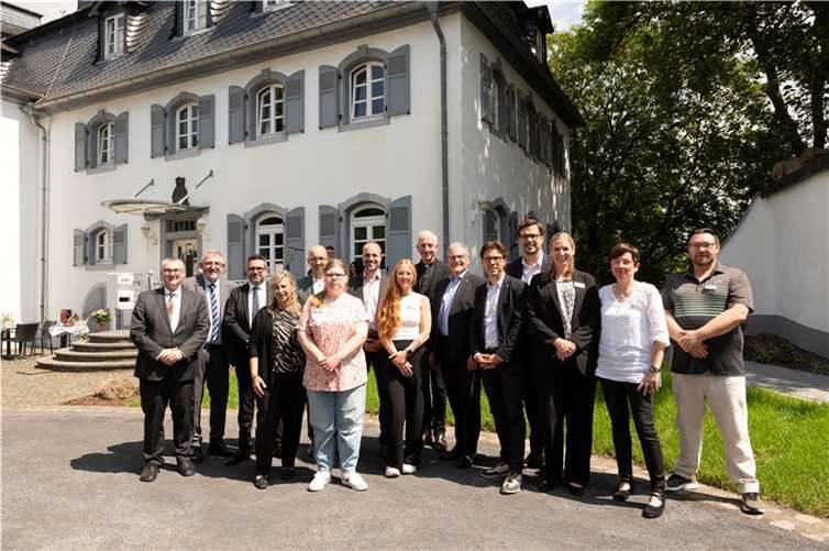 Zahlreiche Gäste durften die Barmherzigen Brüder Saffig zur Eröffnung des neuen Inklusionsbetriebs begrüßen. Darunter Gesundheitsminister Clemens Hoch (7.v.l.), der in Vertretung für Ministerpräsidentin Malu Dreyer die Eröffnungsrede hielt, Landrat Dr. Alexander Saftig (l.) und Domkapitular Benedikt Welter (9.v.l.). Foto: Jannik Junglas / Piksl-Labor Andernach