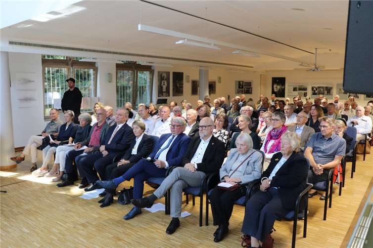 Zahlreiche Gäste erschienen zu der Vernissage der Ausstellung in Unkel. Foto: Wim de Fries