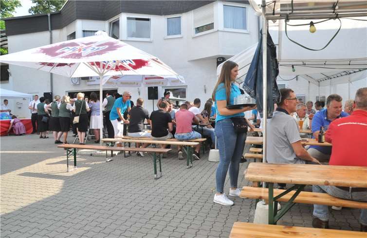 Zahlreiche Gäste fanden sich am Schützenhaus ein.