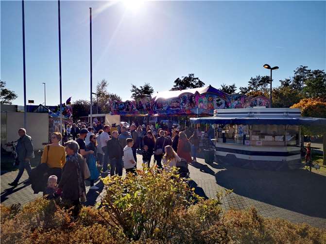 Zahlreiche Gäste feierten gemeinsam auf dem Parkplatz und im Bürgerhaus. Fotos: privat