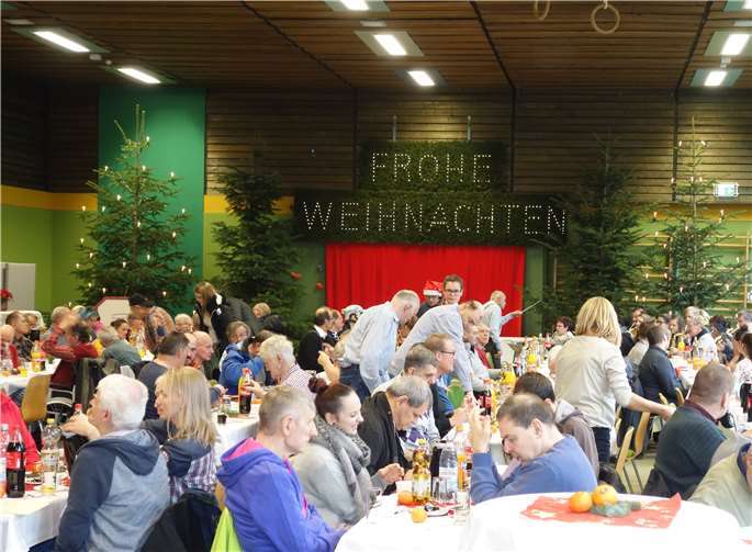 Zahlreiche Gäste füllten die weihnachtlich geschmückte Turnhalle und genossen das Nachmittagsprogramm.privat