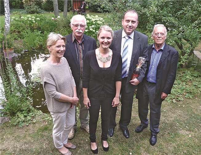 Zahlreiche Gäste gaben sich bei der offiziellen Eröffnung der Niederzissener Firma „Garten-Design Anna Vogel“ die Ehre (v.l.): Frau Vogel (Mutter von Anna), Ortsbürgermeister Richard Keuler, Anna Vogel, VG-Bürgermeister Johannes Bell und Herr Vogel (Vater von Anna). FRE