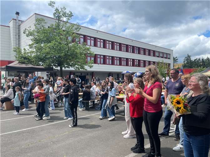 Zahlreiche Gäste genießen das Schulfest und das schöne Wetter. Foto: privat