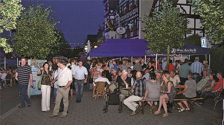 Zahlreiche Gäste genießen die lauen Sommerabende an der Rheinpromenade.  RÜ