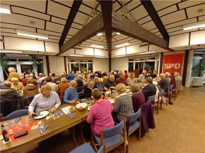 Zahlreiche Gäste hatten sich im Bürgerhaus versammelt.  Foto: Michael Schönberg