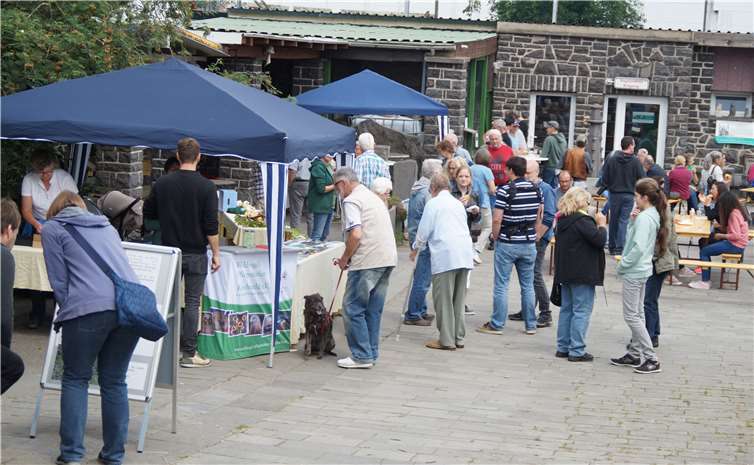 Zahlreiche Gäste hatten teils weite Wege zurückgelegt,um zum Sommerfest der Wildvogel-Pflegestation nach Kirchwald zu kommen.