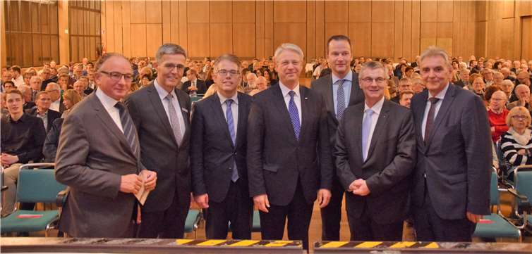 Zahlreiche Gäste in der Mittelrheinhalle nahmen an dem etwa anderthalb stündigen Vortrag von Thomas Reiter (Mitte) teil.