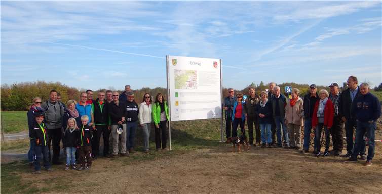 Zahlreiche Gäste kamen zur Eröffnung des neuen Wanderweges. privat