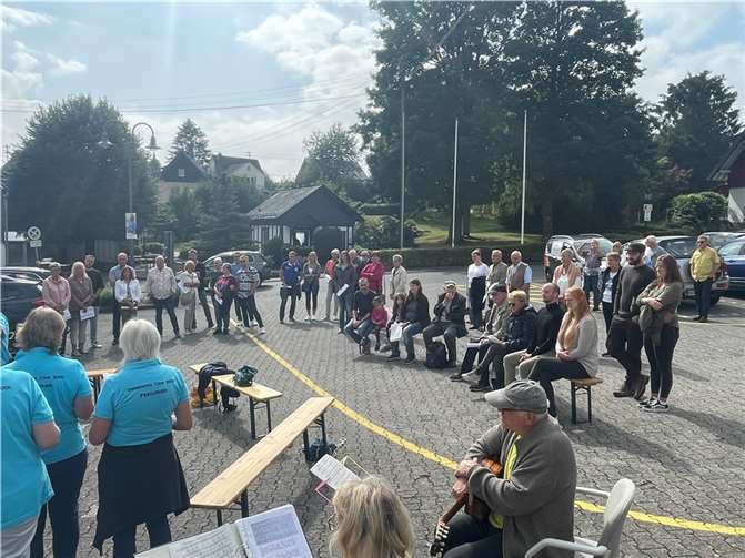 Zahlreiche Gäste kamen zur Feierstunde am Rathaus in Freilingen.