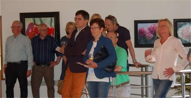 Zahlreiche Gäste kamen zur Vernissage der Künstlerin Uta Weckbecker (r).privat