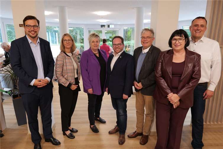 Zahlreiche Gäste nahmen an der Einweihung der neuen Angebote in Plaidt teil. Darunter von rechts: Peter Wilkes (Ortsbürgermeister Plaidt), Anette Moesta (CDU Landtagsabgeordnete), Alexander Kurp (Pfarrer), Pascal Badziong (Erster Kreisbeigeordneter MYK), Christiane Krebs (Direktorin Seniorendienste Barmherzige Brüder Saffig), Andrea Reinhardt (Regionalgeschäftsführerin BBT-Gruppe) und Erik Hau (Direktor Unternehmenskultur Barmherzige Brüder Saffig). Foto: Pascal Nachtsheim