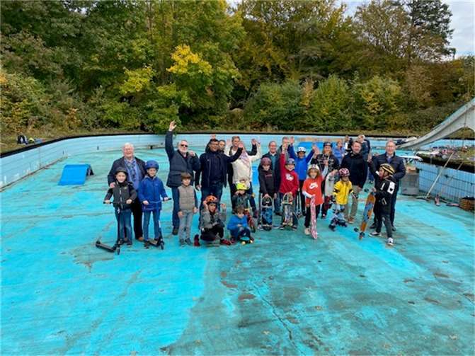 Zahlreiche Gäste sind zur Einzeihung des Skateparks gekommen. Fotos: privat