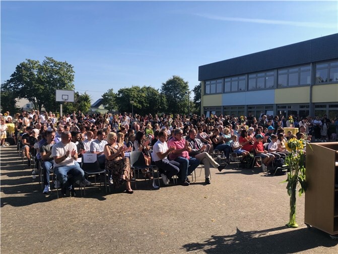 Zahlreiche Gäste waren bei der Einschulungsfeier anwesend.