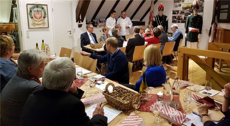 Zahlreiche Gäste waren gekommen, um an der informativen und unterhaltsamen Brotprobe der Bäckerei Jürgen Schmitz teilzunehmen.  privat