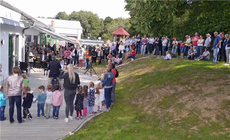 Zahlreiche Gäste waren gekommen, um den Mitarbeitern und Kindern der „Villa Kunterbunt“ die Einweihung zu feiern. privat