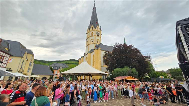 Zahlreiche Gäste waren zum Start des Musiksommers auf den Ahrweiler Marktplatz gekommen. Foto: DU
