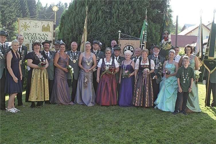 Zahlreiche Gastvereine und Königspaare besuchten die Kirmes in Hähnen, um mit Monika und Erich Fruth zu feiern.  HMO