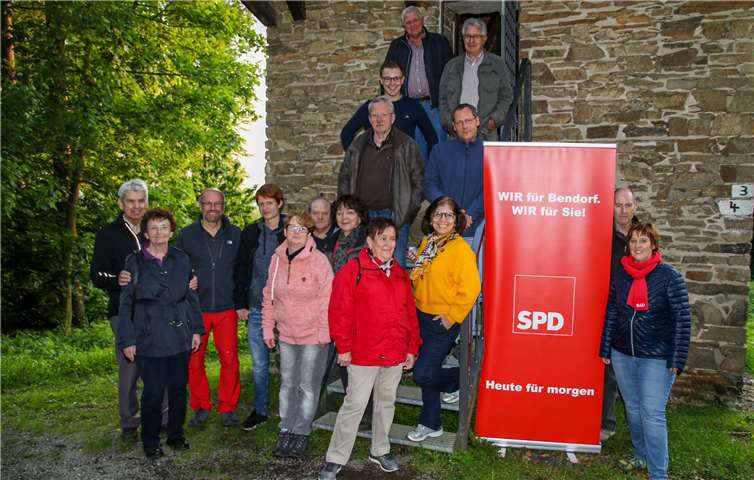 Zahlreiche Genossen hatten sich an der Sayner Abtei eingefunden, um den Endspurt des Wahlkampfs einzuläuten und sich nochmal Kraft für die letzten Tage vor der Wahl und den langen Wahltag einzuholen. Copyright: Karl-Rudolf Goergen