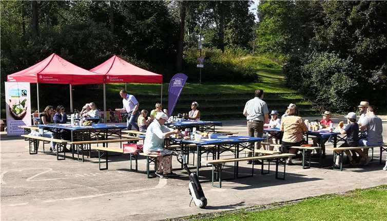 Zahlreiche Genussmenschen lließen sich das faire Frühstück schmecken. Foto: privat