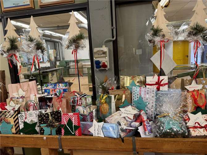 Unterstützung für das Jugendhilfezentrum Bernardshof Zahlreiche Geschenke galt es zu verteilen.