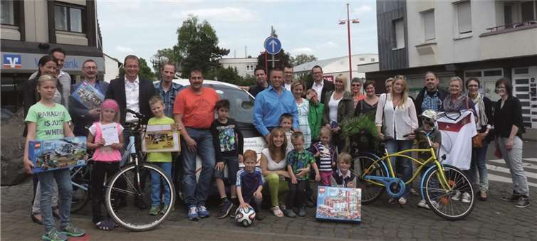 Zahlreiche Gewinner hatten sich vor der Volksbank in der Mendiger City eingefunden, um ihre Preise entgegen zu nehmen. FRE