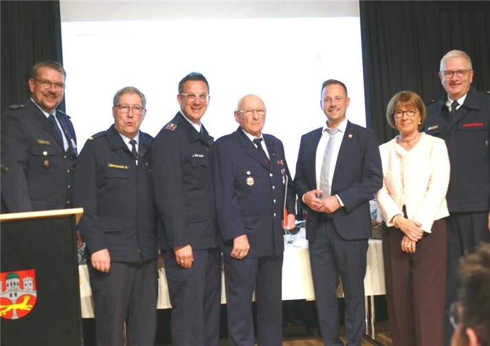 Zahlreiche Gratulanten fanden sich ein, um der Rolandswerther Wehr und Dieter Dittmar (4.v.l.) zu gratulieren. Foto: AB