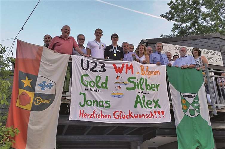 Zahlreiche Gratulanten hatte sich im Bootshaus der Rudergesellschaft Treis-Karden eingefunden, um die Medaillengewinner zu beglückwünschen: v.l.n.r. Michael Hippert, Edwin Scheid, Lutz Itschert, Vize-Weltmeister Alexander Diedrich, Weltmeister Jonas Wiesen, Erwin Thönnes, FrankWiesen, Heike Raab, Albert Jung, Helmut Probst, Manfred Schnur, Margret Wiesen, Jürgen Claßen und Renate Diedrich.privat