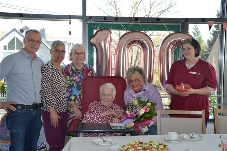 Zahlreiche Gratulanten hatten Jubilarin Berta Dietrich zu ihrem 100. Geburtstag die besten Glückwünsche überbracht. Foto: AWO