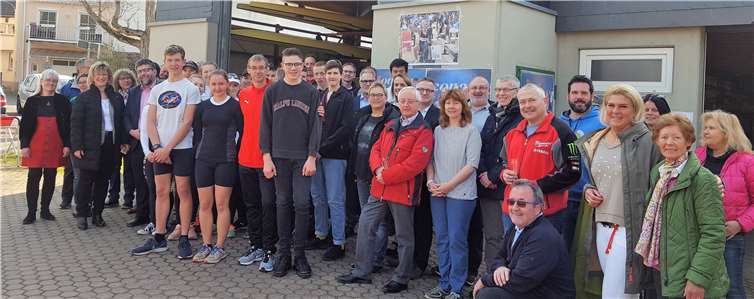 Zahlreiche Gratulanten waren erschienen um die Leistungen der vier Sportler (vordere Reihe, v.l.n.r.) Simon Haible, Julia und Klaus Bischof und Christian Ilgen, zu würdigen. Zusammen errangen sie eine WM- Goldmedaille, drei Mal DM- Gold und zwei DM-Silbermedaillen.Foto: Privat