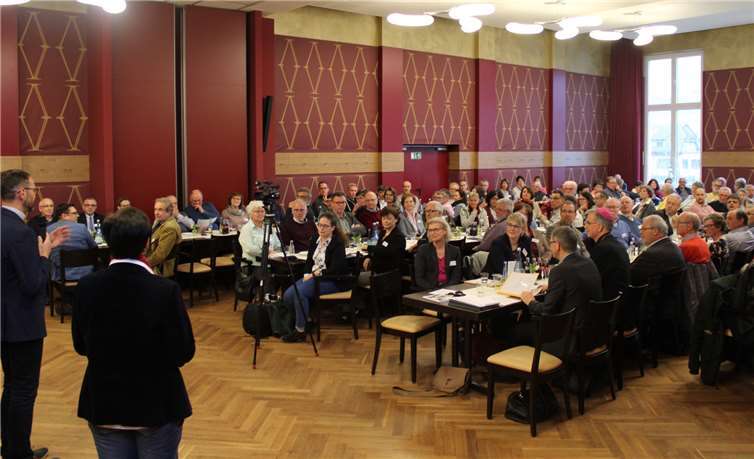 Zahlreiche Gremienmitglieder der Pfarreien waren nach Dernau gekommen.Fotos: DU