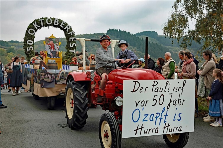 Zahlreiche Gruppen bezogen sich beim Erntedank- und Trachtenumzug auf das 50-jährige Jubiläum des Oktoberfestes. Fotos: BURG