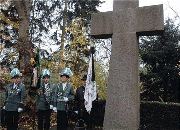 Zahlreiche Heimerzheimer und Mitglieder der Vereine kamen auf den Friedhof zum Ehrenmal.RFW
