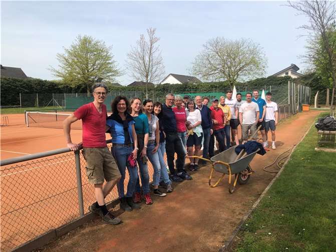 Zahlreiche Helfer beim Platzaufbau. Foto: Achim Schmitz