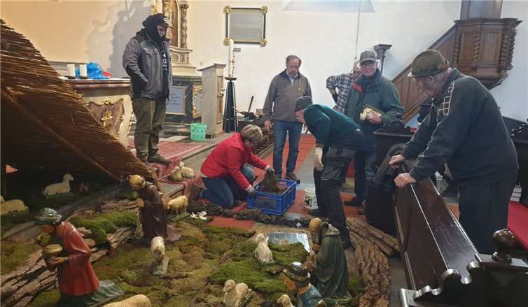 Zahlreiche Helfer beteiligten sich am Aufbau. Fotos: privat