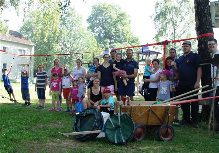 Zahlreiche Helfer fanden sich zu der Säuberungsaktion ein.  privat