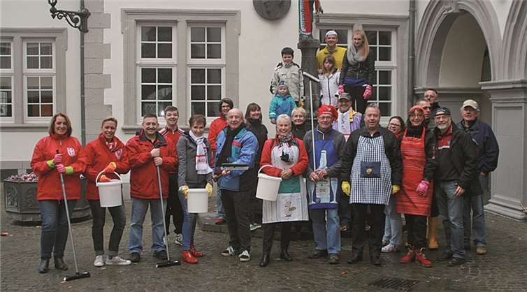 Zahlreiche Helfer trafen sich, um die Brunnen sommertauglich zu machen. privat