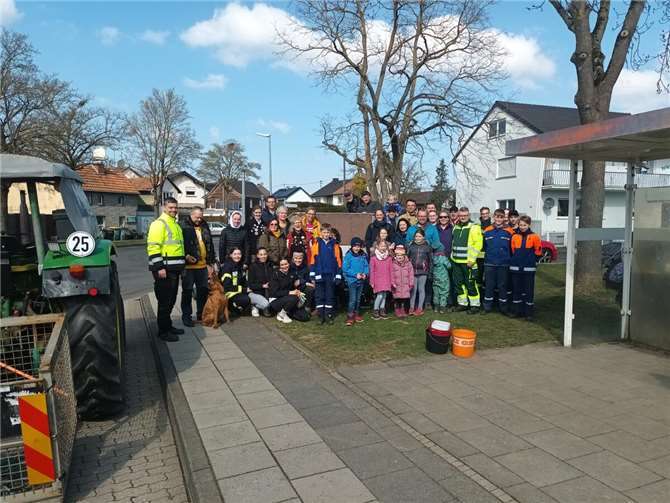 Zahlreiche Helferinnen und Helfer haben sich beim Frühjahrsputz in Lüftelberg engagiert.  Foto: privat