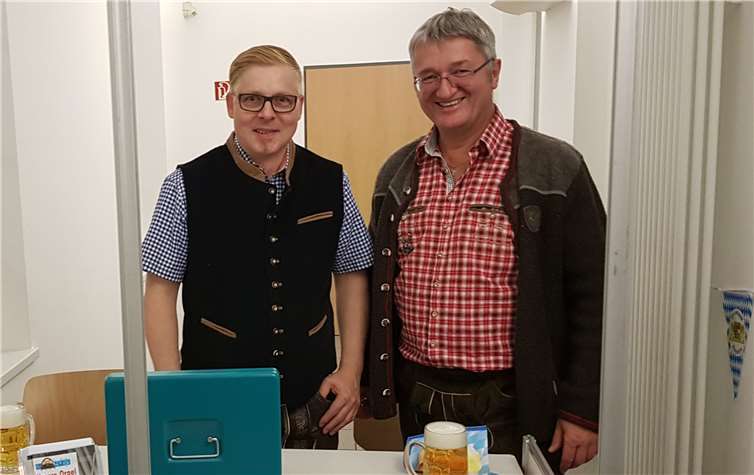 Zahlreiche Helferinnen und Helfer sorgten für einen reibungslosen Ablauf des Oktoberfestes, so auch Udo Weber und Michael Zeyen, die bei der Bon-Ausgabe Ansprechpartner waren.