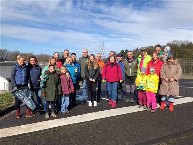 Zahlreiche Helferinnen und Helfer unterstützten bei der Aufräumaktion. Quelle: Interessenkreis Linz-Roniger Hof