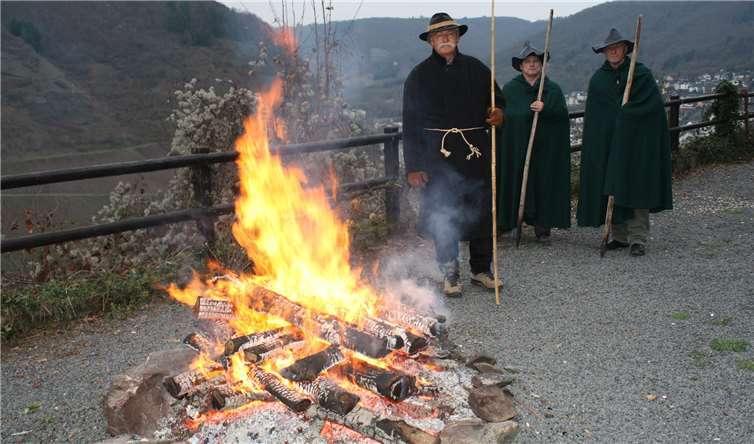 Zahlreiche Hirten auf den angrenzenden Feldern und Wiesen wärmten sich an einem großen Holzfeuer.